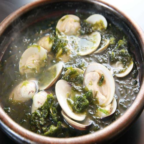 Steamed bluefin seaweed and clams with sake
