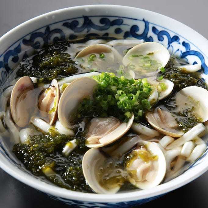 Clams and seaweed soup udon