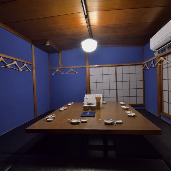 Long ago, samurai in Kanazawa favored the color blue, and ultramarine was considered the most noble color.For this reason, ultramarine is often used in traditional buildings.When you climb the stairs to our store, a high-quality ultramarine space spreads out before you.The walls are covered in ultramarine, creating a space that is typical of Kanazawa.Private rooms are also available.Please feel free to use it for various banquets.