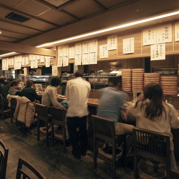 The first floor is a lively restaurant with an open kitchen.The counter seats are special seats where you can enjoy the charm of Gyogin with your eyes as well.Please come and see the craftsmanship of Gyogin right before your eyes.Enjoy seafood such as sashimi and blackthroat seaperch, as well as seasonal dishes, in a traditional Kanazawa atmosphere.Enjoy the local sake of Ishikawa, which has an abundance of sake breweries.