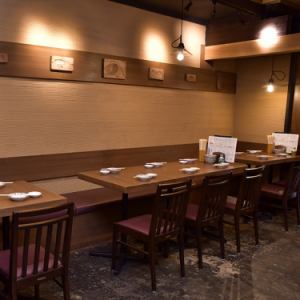 1층 테이블석은 점내의 활기를 느끼면서 천천히 보내실 수 있습니다