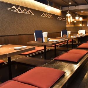 점내의 활기를 느끼면서 다리를 늘려 느긋하게 할 수 있는 파고다타의 자리.