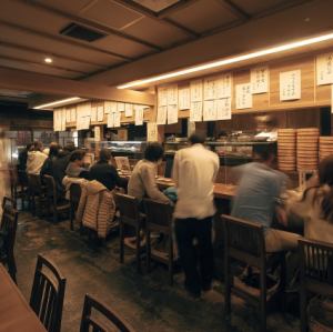 1층 카운터석은 장인의 수공예가 보이고 활기찬 자리.여기가 제일의 특등석?!