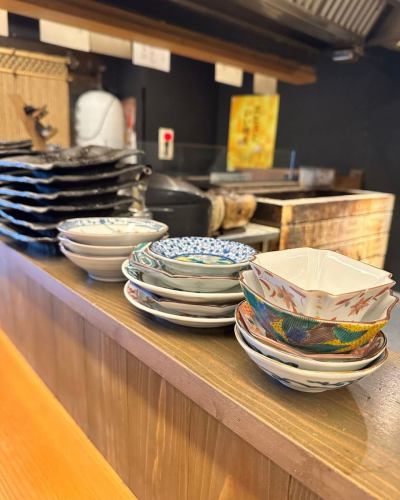 【九谷焼の器で味わう一皿】

海の幸を彩るのは、加賀伝統の九谷焼
鮮やかな色彩と繊細な絵付けが美しい器です

一枚ごとに異なる模様が料理を引き立て
器からも季節の趣を感じていただけます

金沢らしい上質なひとときをお楽しみください

・・・

大衆割烹 魚吟 
@uogin_kanazawa
ご予約はトップページのリンクから🔗

北陸の海と山の恵みを活かした
料理が楽しめる海鮮居酒屋
1階は活気あふれる空間
2階は落ち着いた上質な空間
のどぐろ料理や石川の地酒を揃え
普段使いから特別な日まで
お気軽にご利用ください

▼住所
〒920-0981 
石川県金沢市片町2丁目24-2

▼アクセス
片町スクランブル徒歩1分/エルビル横

▼営業時間
17:00～23:30 (L.O23:00）

 #九谷焼 #金沢伝統工芸 #金沢海鮮 #金沢居酒屋 #金沢旅行