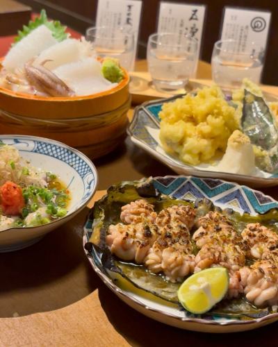 【能登牡蠣昆布焼き】

昆布で焼き上げることで旨味と香りをうつし
牡蠣の濃厚な味わいが口いっぱいに広がる
地酒にもぴったりの一品

魚吟では他にも様々な
金沢の海鮮料理をお楽しみいただけます

皆様のご来店をお待ちしております！

・・・

大衆割烹 魚吟 
@uogin_kanazawa
ご予約はトップページのリンクから🔗

北陸の海と山の恵みを活かした
料理が楽しめる海鮮居酒屋
1階は活気あふれる空間
2階は落ち着いた上質な空間
のどぐろ料理や石川の地酒を揃え
普段使いから特別な日まで
お気軽にご利用ください

▼住所
〒920-0981 
石川県金沢市片町2丁目24-2

▼アクセス
片町スクランブル徒歩1分/エルビル横

▼営業時間
17:00～23:30 (L.O23:00）

 #能登牡蠣 #金沢海鮮 #金沢居酒屋 #石川地酒 #金沢夜ご飯