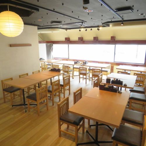 <p>【3時間以上の宴会◎】3時間以上のゆっくりとした宴会にも対応可能◎ゆったりリラックス空間で、美味しいごはんとお酒を心行くまでお愉しみいただけます。広々としたテーブル席は、職場の同僚や気心知れたご友人との宴会にぴったり♪思い出に残る素敵なひとときをお過ごしいただけます。</p>