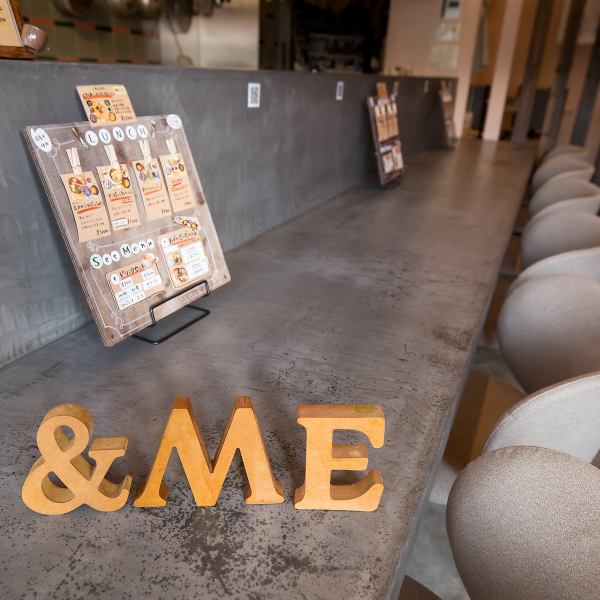 【おばんざいCafe＆me】お昼営業の雰囲気とはまた違ったディナー営業も実施しております。その他、店内でのご飲食の以外にも、テイクアウトやおばんざいの量り売りも行っております☆女子会やデート、満足度バッチリの夜ご飯まで様々な使い方ができるお店です。