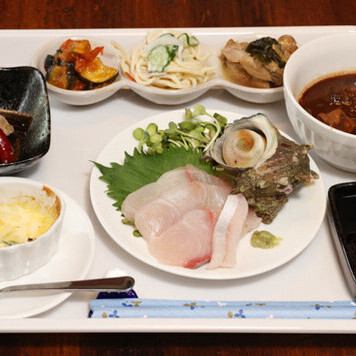 【日替わりお番菜セット　4種類2,000円/6種類3,000円/9種類4,000円】糸島産のお野菜など産地にこだわった食材を使用したおばんざいセットは全部で3種類。その日の気分に合わせてお選びください。みんなでシェアもいいですね！