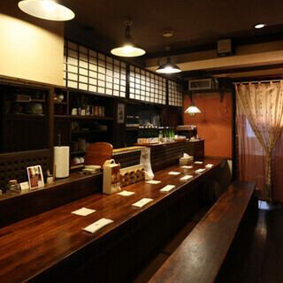 カウンター席をご用意しております。お1人様でも気軽に楽しめる居心地の良い雰囲気です。ぜひ当店自慢の日本酒やおばんざいをご堪能ください。
