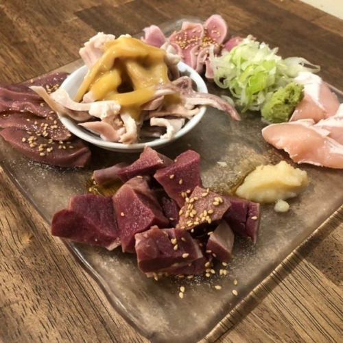 低温調理でしっとり食感♪鮮度抜群の「肉刺し」
