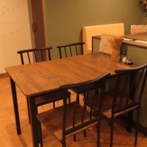 餐桌可容纳 4 人和 2 人。