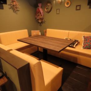 沙发座椅结实舒适,不会过度下陷,布局也方便大家围坐在桌旁,享受美好时光。