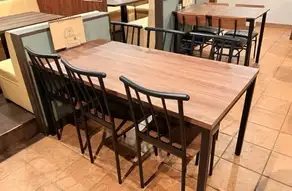 テーブル席は、6名様用と4名様用のご用意がございます。