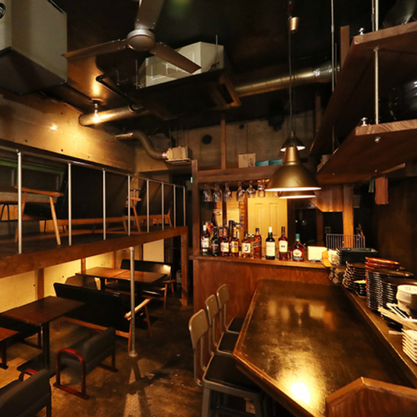【シモキタの隠れ家ならココ！！】店内はロフト席のあるおしゃれな隠れ家風の店内となっております。落ち着いた雰囲気で、女性の方も気軽にふらっと入れます。お酒の好きな人もそうでない人も、男性も女性も、みんなでワイワイ楽しい時間を過ごせるお店です♪団体のご予約も大歓迎です◎