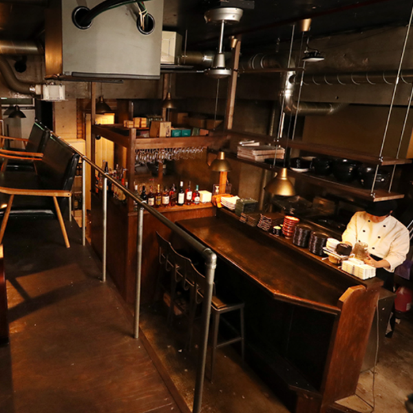 【カウンターから個室までシーンに合わせてご用意】お客様にぴったりのお席をご案内します！個室もご用意しておりますので、デート、合コン、女子会、各種ご宴会などシーンに合わせてご利用下さい。厳選素材の創作料理と、お料理に合う多種多様なお酒をご用意して、お客様のご来店を心よりお待ちしております。