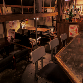 お一人様や少人数様のサク飲みサク飯にもおすすめのカウンター席。落ち着きのある店内でごゆっくりお過ごしください。