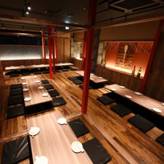 大人数でのご宴会にもおすすめの個室。最大120名様まで。50名様以上で空間貸切可能。「プロジェクター」「マイク」無料利用可。テーブルが可動式なので様々なご要望に対応できます。空間にも自信がありますが勿論、飲み放題付き宴会コースも当店の一押しです。素晴らしい宴会になるように努めさせていただきます。