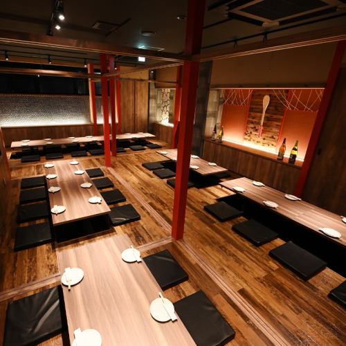 大人数でのご宴会にもおすすめの個室。最大120名様まで。50名様以上で空間貸切可能。「プロジェクター」「マイク」無料利用可。テーブルが可動式なので様々なご要望に対応できます。空間にも自信がありますが勿論、飲み放題付き宴会コースも当店の一押しです。素晴らしい宴会になるように努めさせていただきます。