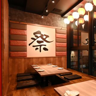 6～10名様完全個室。当店イチ押しのマットソファー掘りごたつの超VIP完全個室”合コン・接待・打ち合わせ・家族揃ってなど様々な用途に対応可能の自慢の個室で美味い料理と旨い酒を是非ご堪能してください。