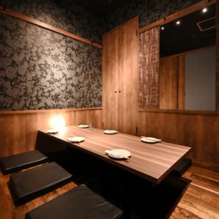 2～4名様用個室。全席掘りごたつ席でご用意しておりますので、足元楽々。駅近、宴会に最適のくつろぎ空間で本格海鮮料理をお愉しみください。人気の単品飲み放題もご用意しております。
