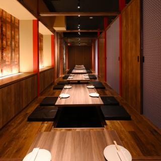 団体様も個室でご案内可能です。きらびやかな金と木目の温もりある和モダン空間はプライベートな飲み会から会社宴会、歓迎会、送別会、歓送迎会まで幅広くお使いいただけます。雰囲気抜群の空間で上質な時間を…