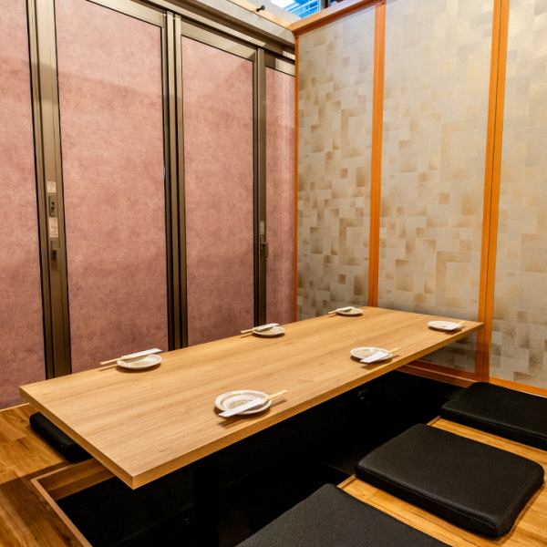 全席掘りごたつ式の個室で足元楽々、広々空間。岐阜駅より徒歩1分のため宴会やお集まりに最適です。最高の雰囲気で会話も弾み楽しいこと間違いなし。接待に使える個室のお部屋もご用意しています。人数のご相談等承ります。お気軽にお問い合わせください。