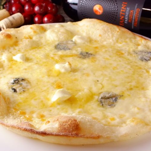 4종의 이탈리아 치즈와 꿀의 피자