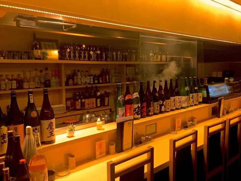 [A wide variety of alcoholic beverages are available] We have a wide variety of alcoholic beverages lined up in the store, including sake, shochu, and plum wine.The counter seats have an atmosphere that makes it easy for one person to enter, so even after work ♪