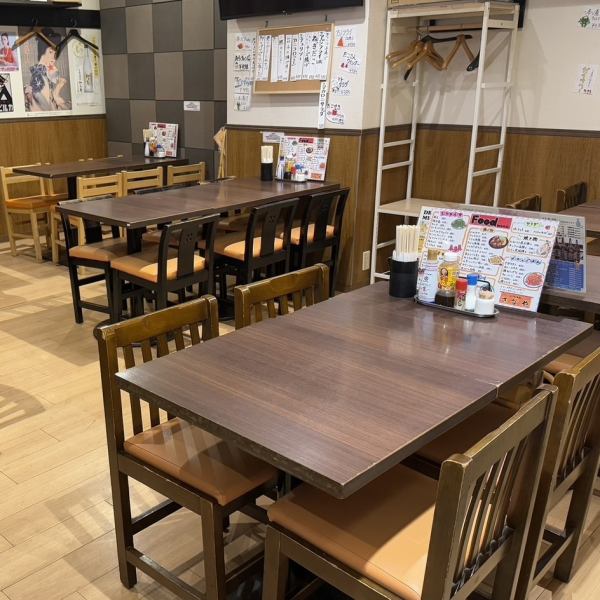 【貸切25名~30名OK】店内に一歩足を踏み入れると、壁一面に貼られた昭和レトロな広告ポスターや手書きのメニュー札が温かく出迎えてくれます。木目調の壁と温かみのある照明が、どこか懐かしく落ち着く雰囲気を演出。貸切は25名~30名からOK。是非一度ご相談ください!