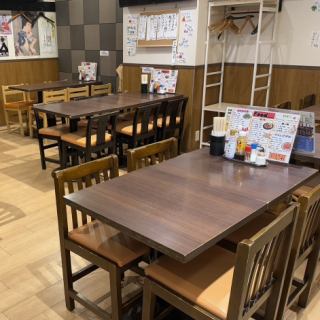 Table seating is convenient for group use.The layout can be changed to accommodate the number of people, making it suitable for small to medium-sized banquets.