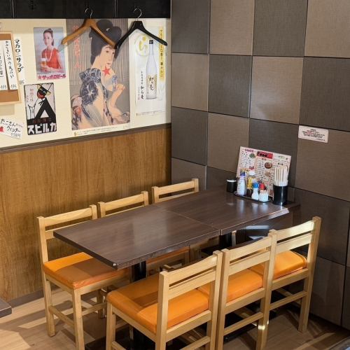 The area with wood-grain tables can flexibly accommodate groups ranging from two people to medium-sized groups.
