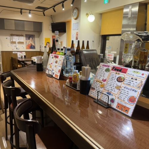 Counter seats are perfect for a quick drink.This is a cozy, prime spot where even solo diners can easily drop by.