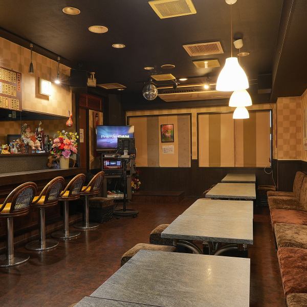 カウンター席は、ゆっくりとお酒と食事を楽しむのに最適な空間です。仕事帰りにふらっと立ち寄り、リラックスしながら美味しい料理とドリンクを堪能できます。落ち着いた雰囲気の中で特別なひとときを過ごせます。一人でも気軽に利用できるので、ぜひ当店のカウンター席で心温まる時間をお楽しみください。