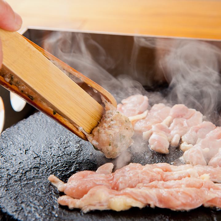 享受精心挑选的食材，例如用天然石头烤制的日本黑牛肉和当地鸡肉！