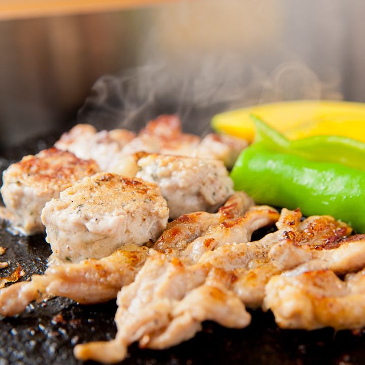 Chicken from Kyushu and other carefully selected ingredients are grilled fluffy on natural stone from Mt. Fuji!