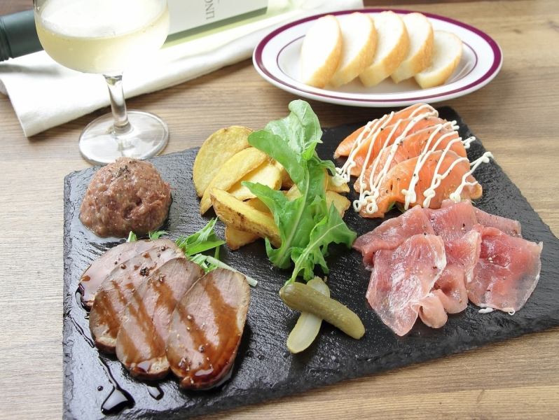 Why don't you have a quick drink on your way home from work? Enjoy delicious sake and food at the counter seats ♪ Of course, dinner with colleagues and friends is also fashionable ♪
