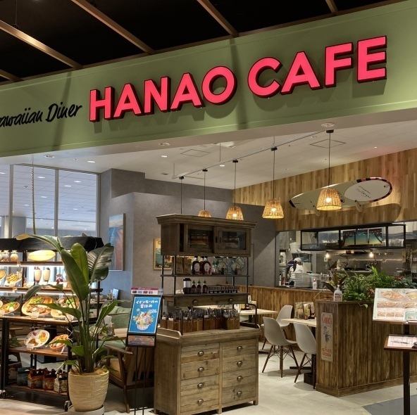 ハワイの風を感じさせる空間で、絶品ハワイアンフードやこだわりのパンケーキを堪能♪