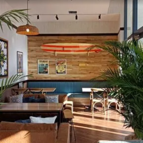 <p>店内は、洗練されたハワイアンスタイルでお洒落な雰囲気。記念日や誕生日には、ぴったりのムードを演出します。また、カジュアルな空間は、女子会やママ会にぴったり。もちろん、デートにも最適です。シーンを選ばないこのダイナーで、特別な日も、何気ない一日も、忘れられない思い出にしてください。</p>