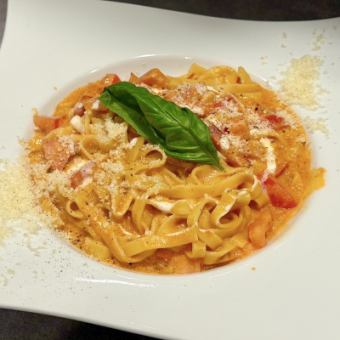 トマトクリームパスタ