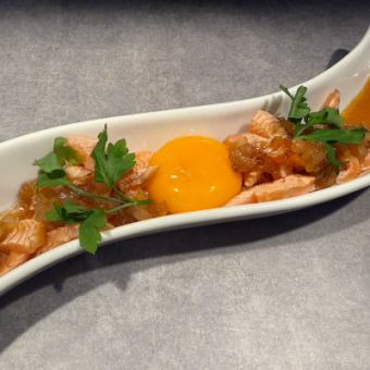 サーモンユッケ