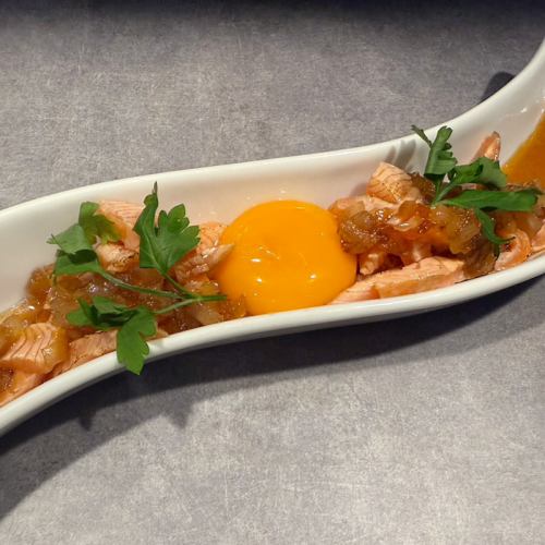 サーモンユッケ