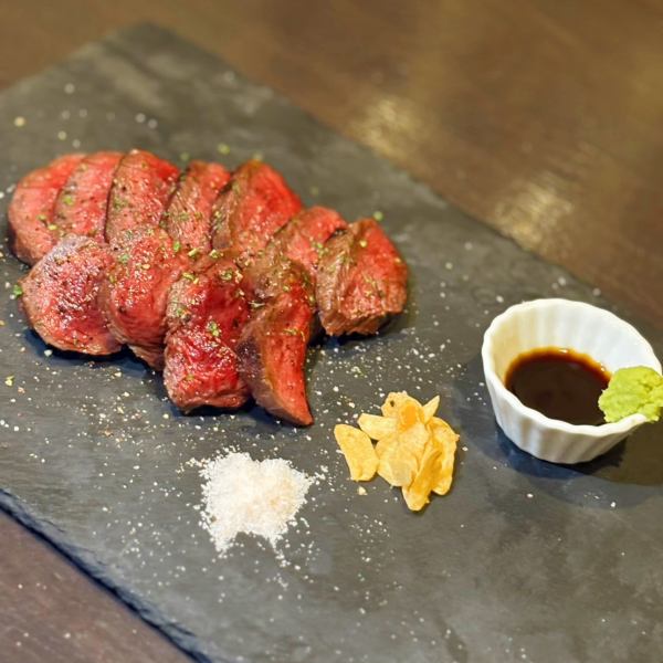 炭火で焼き上げる希少な子鹿肉のステーキ