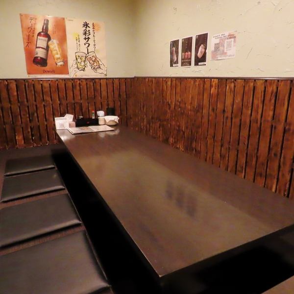 最大20名様まで対応できる掘りごたつの半個室席。足を伸ばしてゆったり過ごせるため、長時間の宴会でも快適に利用できます。周囲を程よく仕切った空間で、仲間同士の会話や食事を楽しめるのも魅力。会社宴会や打ち上げなど、落ち着いて集まりたいシーンに最適です。