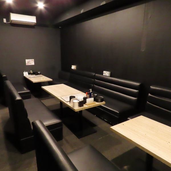 8名様まで利用可能なBOX席は、程よい距離感で会話がしやすいのが特徴。仲間同士の飲み会やご友人との集まりに使いやすく、料理を囲みながら自然と会話が弾みます。アットホームな雰囲気の中で、旬の食材を使った料理とお酒を気軽に楽しめる席です。