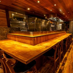 オープンキッチンの目の前のカウンター席もおすすめです。隣のお客様との間隔は広めですのでごゆっくりお過ごしいただけるかと思います。