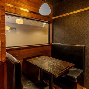 こちらのお席は奥まったところにあるので、まさに隠れ家個室空間。個室席ではないながらもゆったりとお過ごしいただけるテーブルソファ席です。