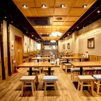 お店に入ってすぐの1階には、活気溢れ、店内の雰囲気を楽しんでいただけるオープン席がございます★3名様×2卓、4名様×6卓、6名様×2卓ご用意！仲間との飲み会にぜひ♪