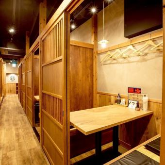 オープン席のテーブルを繋げるのも可能なので、5/6/8名様..と人数が増えた際もご対応が可能です！40名様以上の宴会も可能◎
