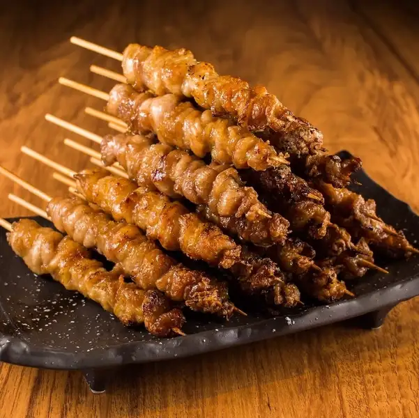 とり皮、豚バラ、とり酒場つくね、ねぎま、もも、餃子、炙り焼きなど2時間飲み放題付きコース3000円～★