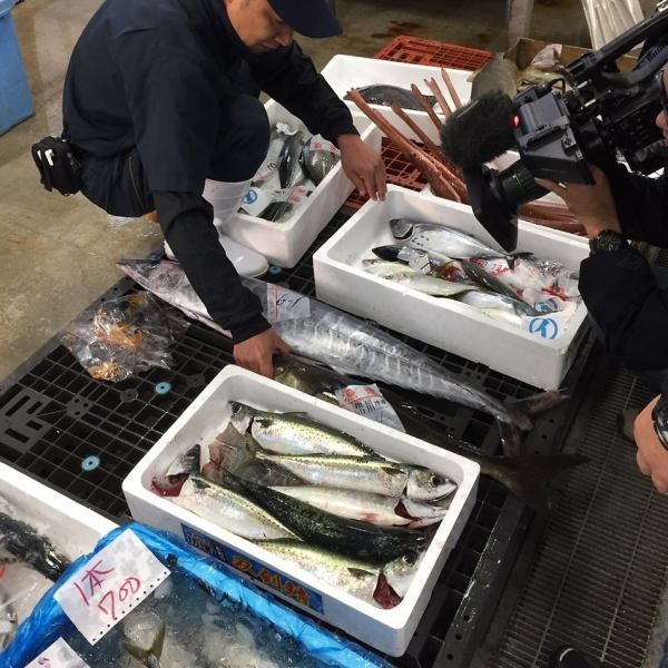 毎朝、オーナー自らが魚市場に足を運びその日の一番を仕入れております！